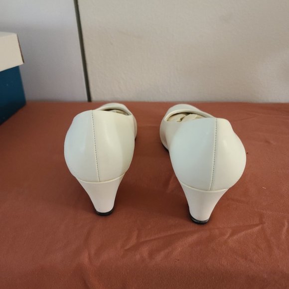 Audition Ladies Focus White Pumps (Size 7) 2" heel - Picture 6 of 12